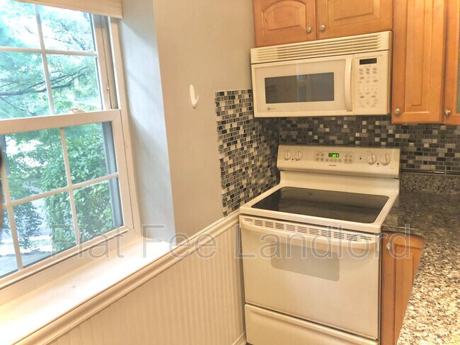 Building Photo - 1320 Fort Myer Dr