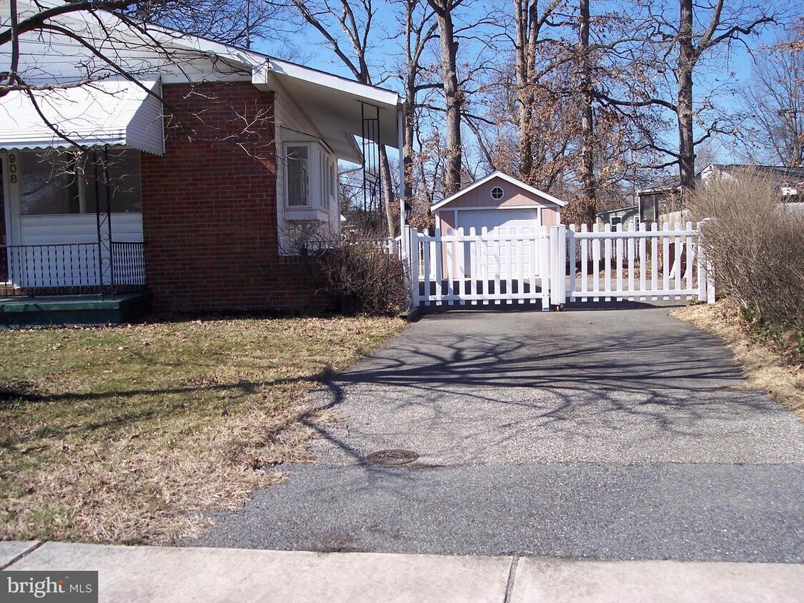 Primary Photo - 908 Phylen Ct