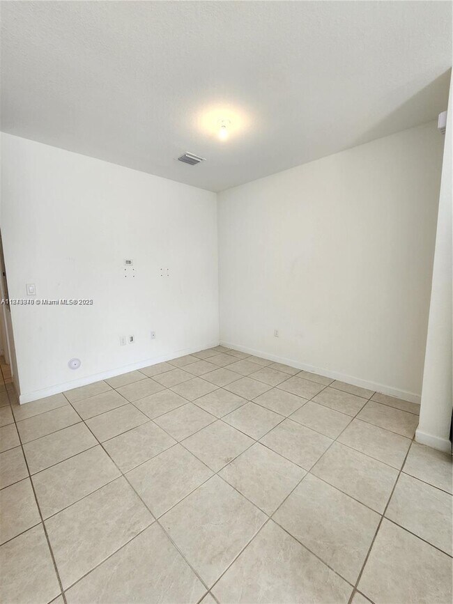 Building Photo - 1471 SE 26th Rd