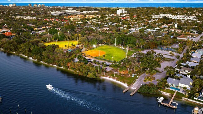 Foto del edificio - 1928 Service Rd