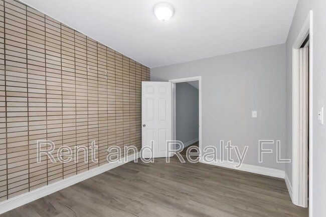 Building Photo - 3504 E Knollwood St