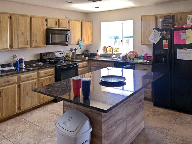 Building Photo - 533 W Peralta Ave