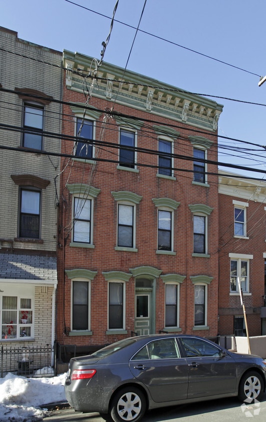 Primary Photo - 493 Monmouth St