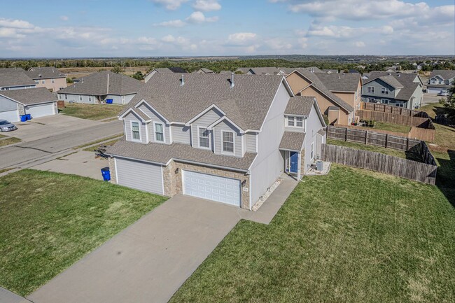 Building Photo - Fenced in backyard!