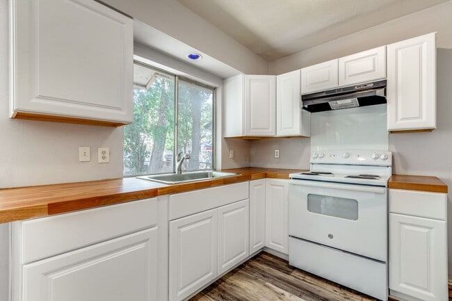 Building Photo - 3 bed 3.5 bath located in Westwood Park Subdivision