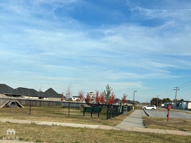 Building Photo - 1061 Lakeview Dr