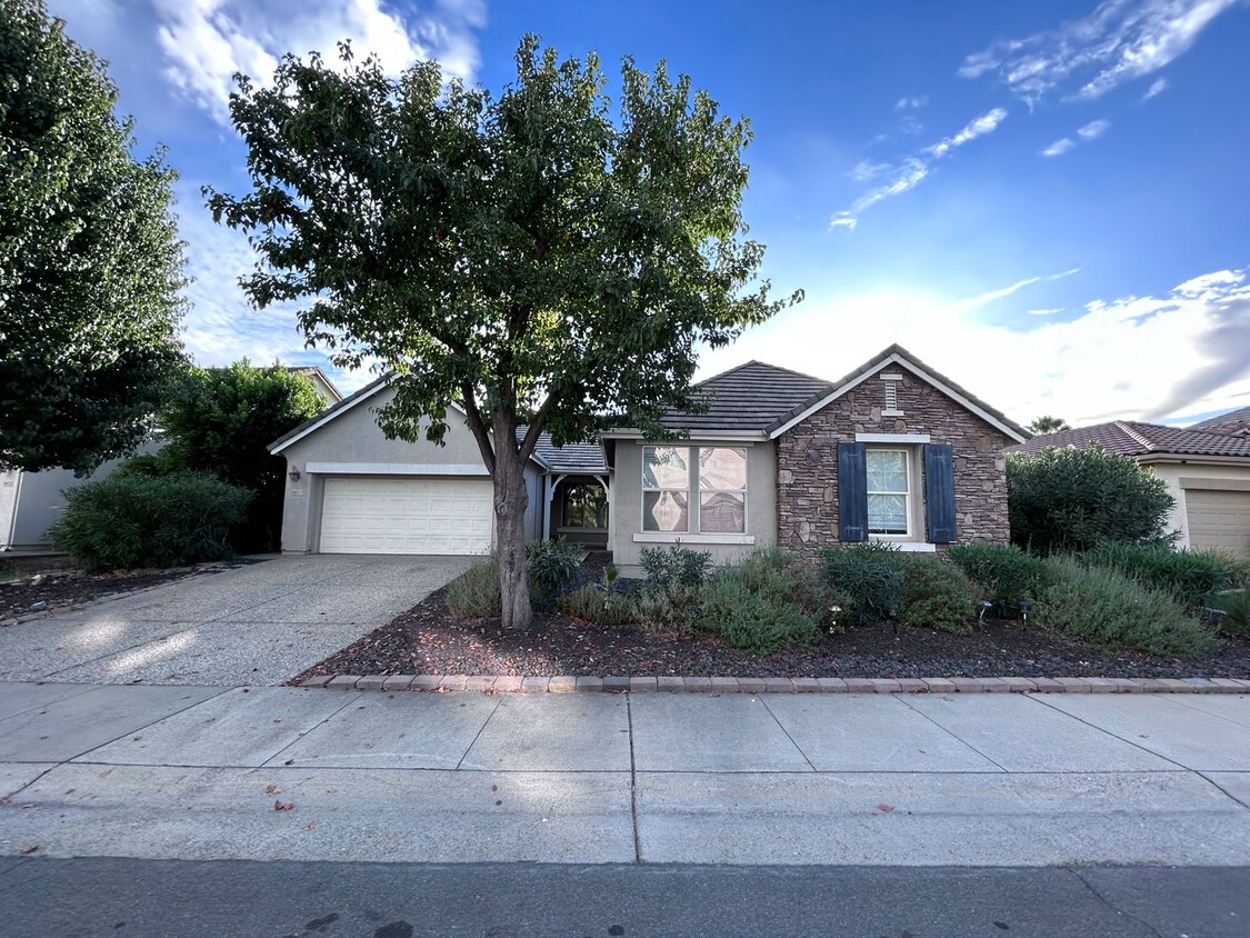 Primary Photo - Gorgeous Four Bedroom Two Bathroom Home