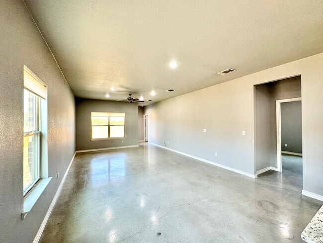 Foto del edificio - Price Drop!  Viewable Now!  Pets Accepted!