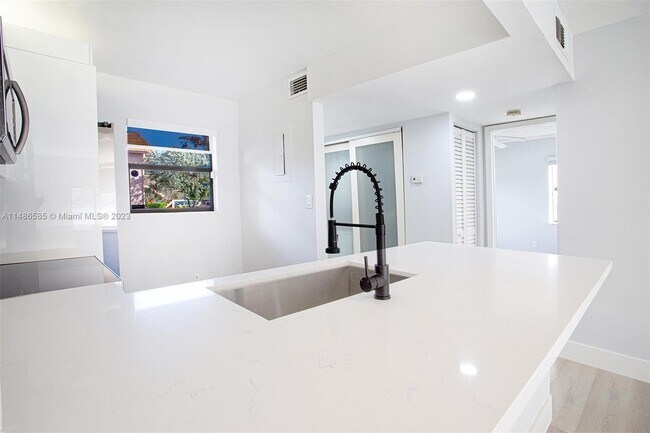 Foto del edificio - 1000 NW 106th Terrace