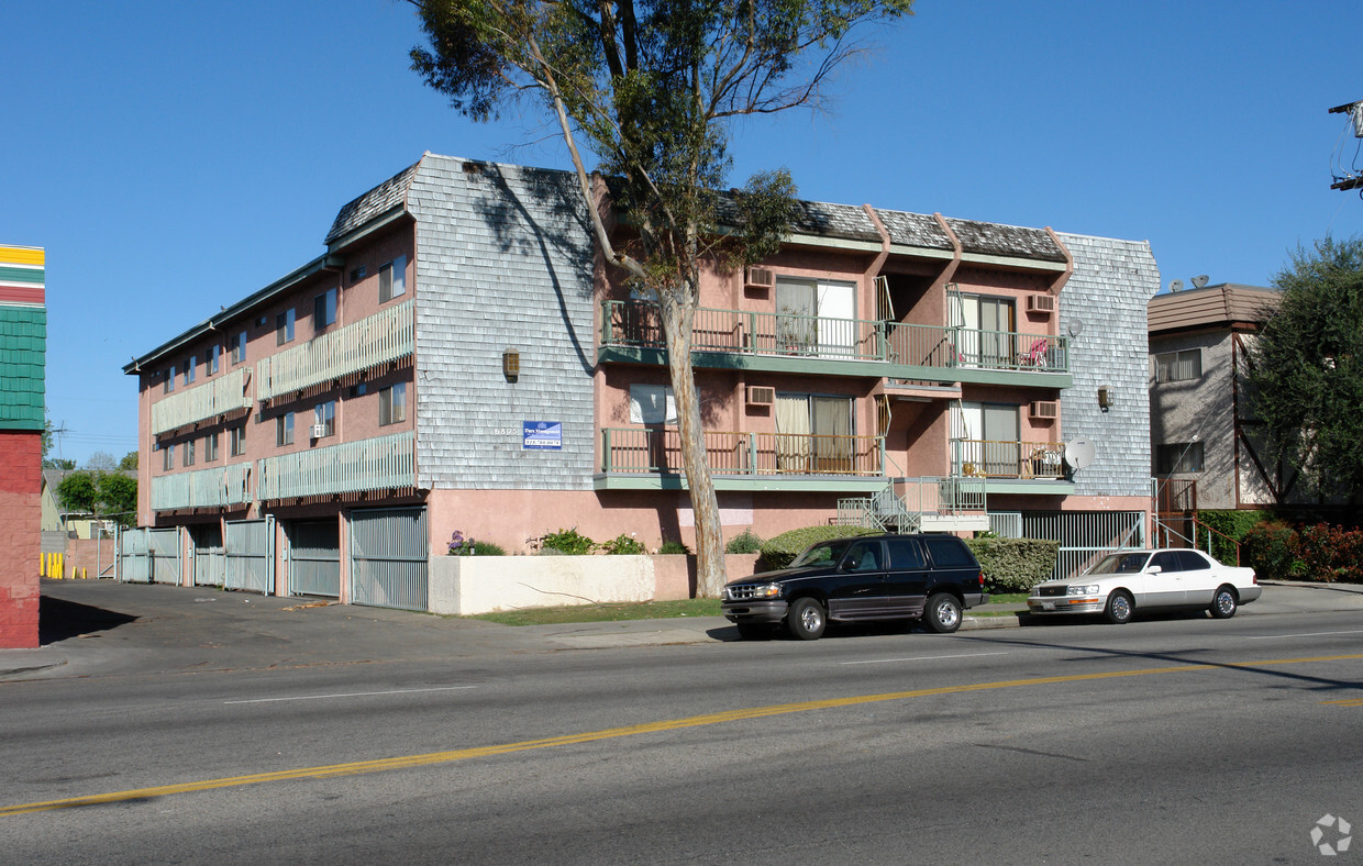 Primary Photo - 6825 Woodman Ave