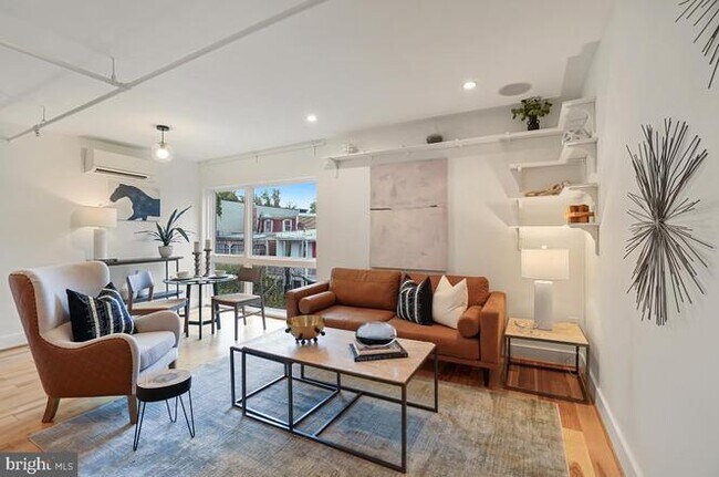 Gran salón abierto con estanterías empotradas - 1514 Newton St NW