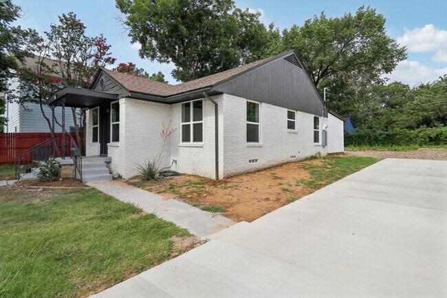Building Photo - 1105 N Sylvania Ave