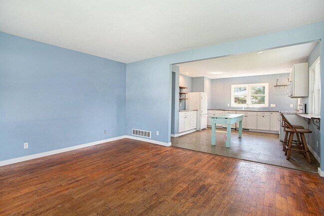 Building Photo - 2 Chamberlain St