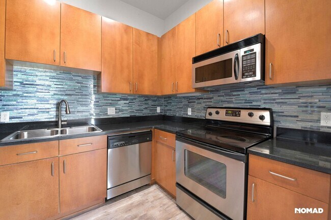 Foto del edificio - Two each: Bed, Bath, Parking, Storage Unit...