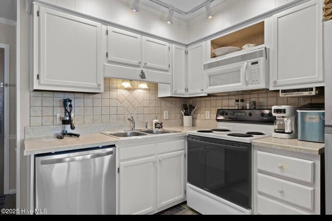 Building Photo - 301 Commerce Way