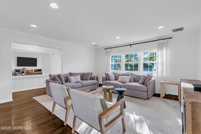 Building Photo - 1037 Woodgate Ave