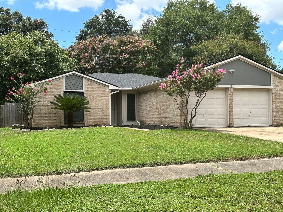 Foto principal - 802 Cascade Creek Dr