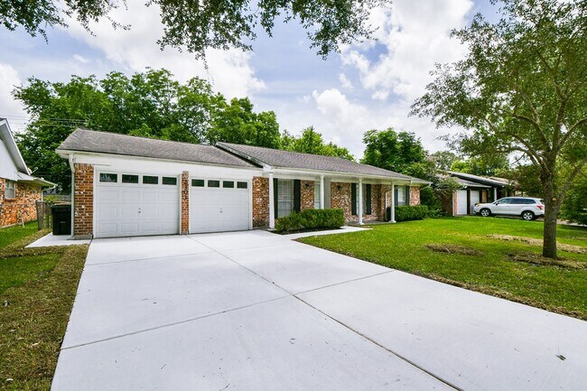 Building Photo - 2303 Willow Blvd