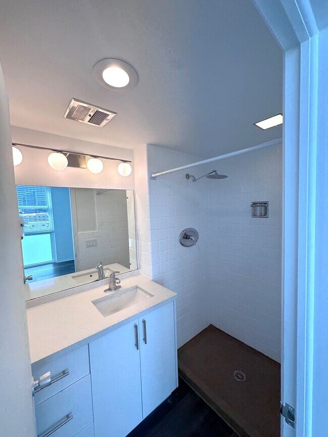 Foto del edificio - Large Updated 2BR/2BA Bath Condo - Steps from Fort Lauderdale Beach!