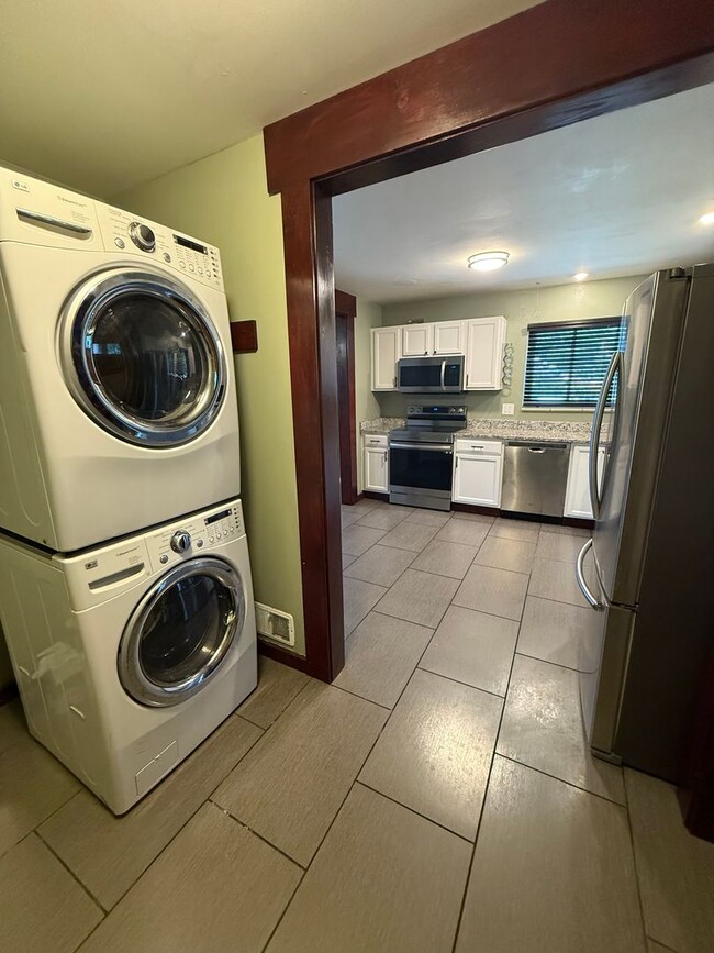 Building Photo - 2 bedroom / 1 bath Mid-Century brick duple...