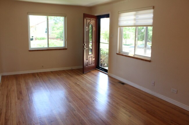 Sala de estar de nivel superior - 3005 Wolff St