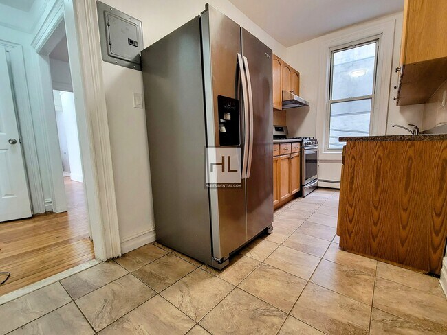 Foto del edificio - Large & Sun-drenched King-sized 2BR in the...