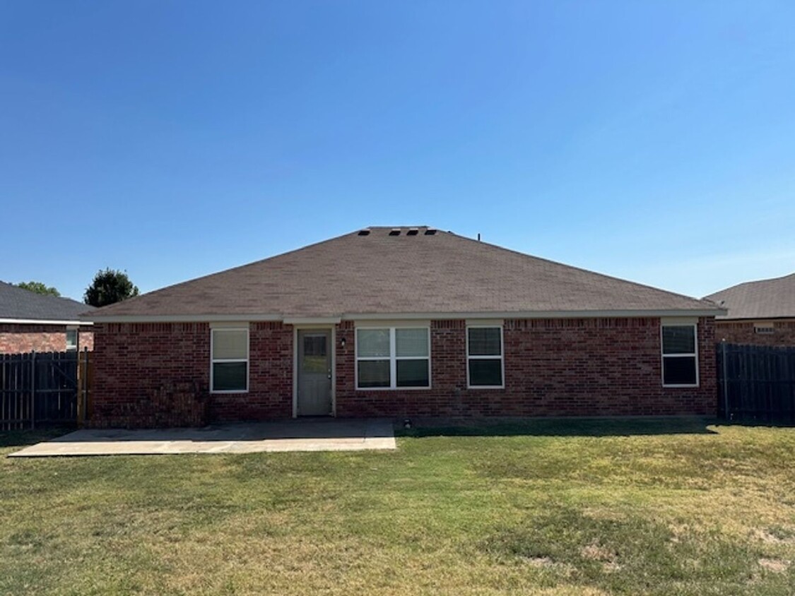 Building Photo - Spacious 4-Bed 2-Bath Oasis in Oklahoma City