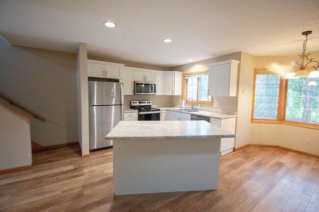 Foto del edificio - Bright Townhome with Fireplace & Nature Views