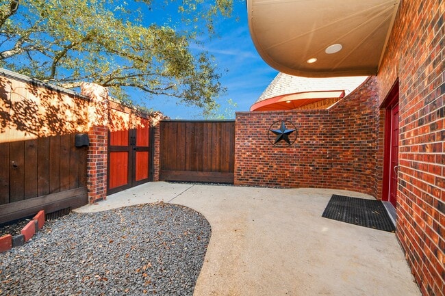 Building Photo - 832 W 27th St