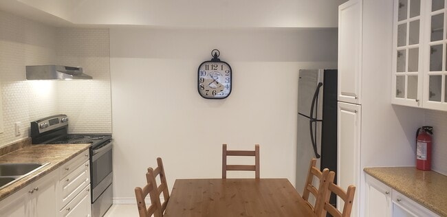 Photo du bâtiment - Stunning, very large two bedroom apt in St. Claire west ((St. Claire & Oakwood)) rarely available