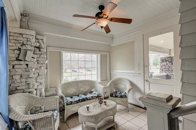 Sun Porch - 1309 Lincoln Ave