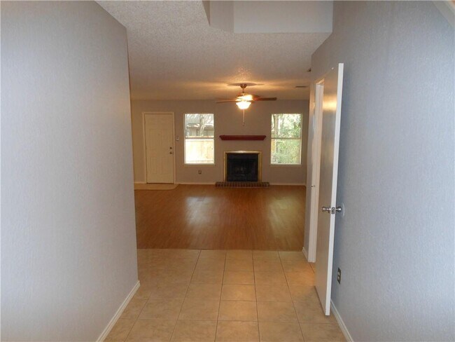 Foto del edificio - 12903 Steeple-Chase Dr