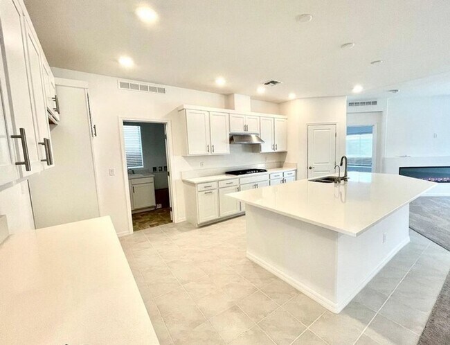 Building Photo - Spacious 5 bedroom 4.5 bath Pulte Home!