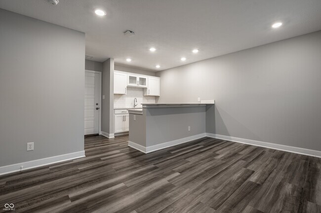 Foto del edificio - 305 Fairfax Way