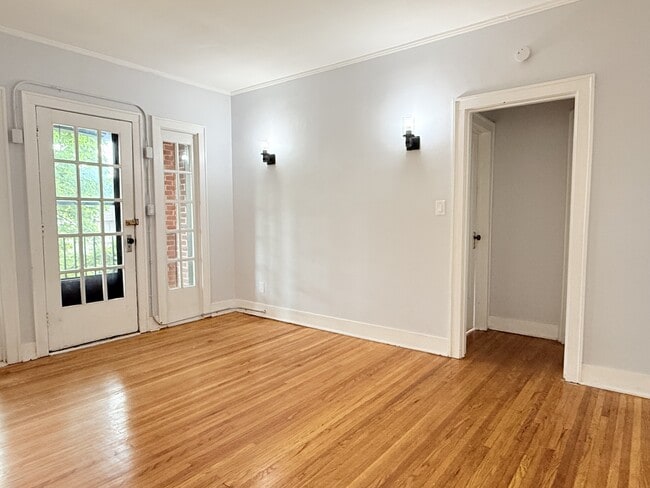 Building Photo - 36 Hanna St W