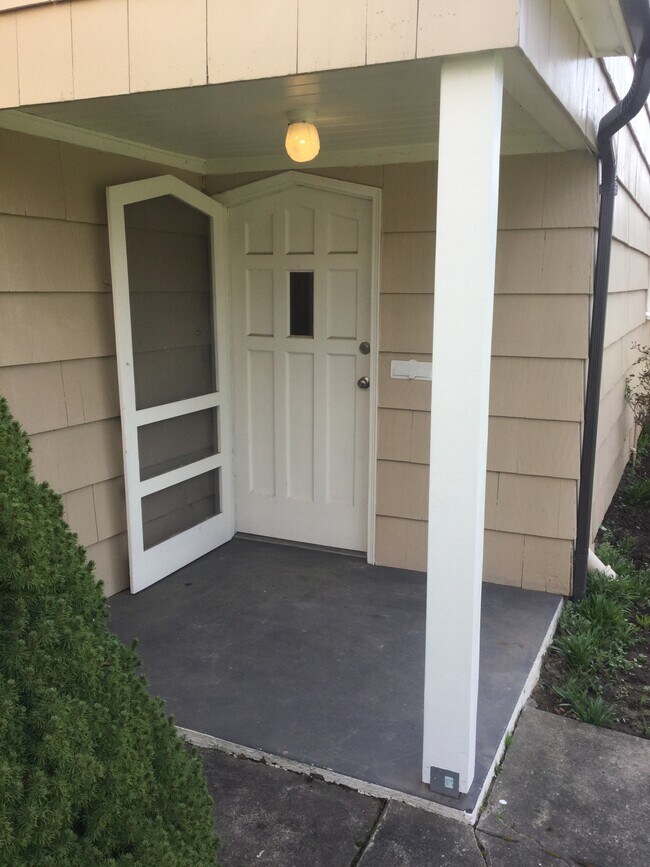 Building Photo - 1010 E 2nd St