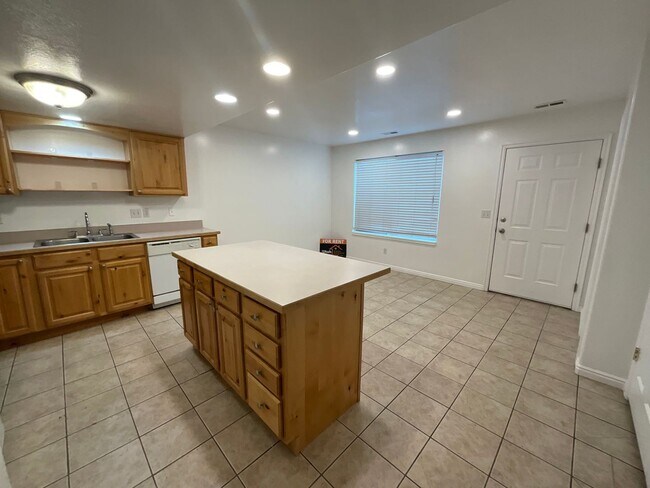 Foto del edificio - 3 bdrm 2 bath Townhouse