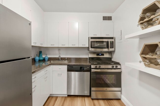 Photo - 1359 N Lake Shore Dr (Chicago, IL) Apartment