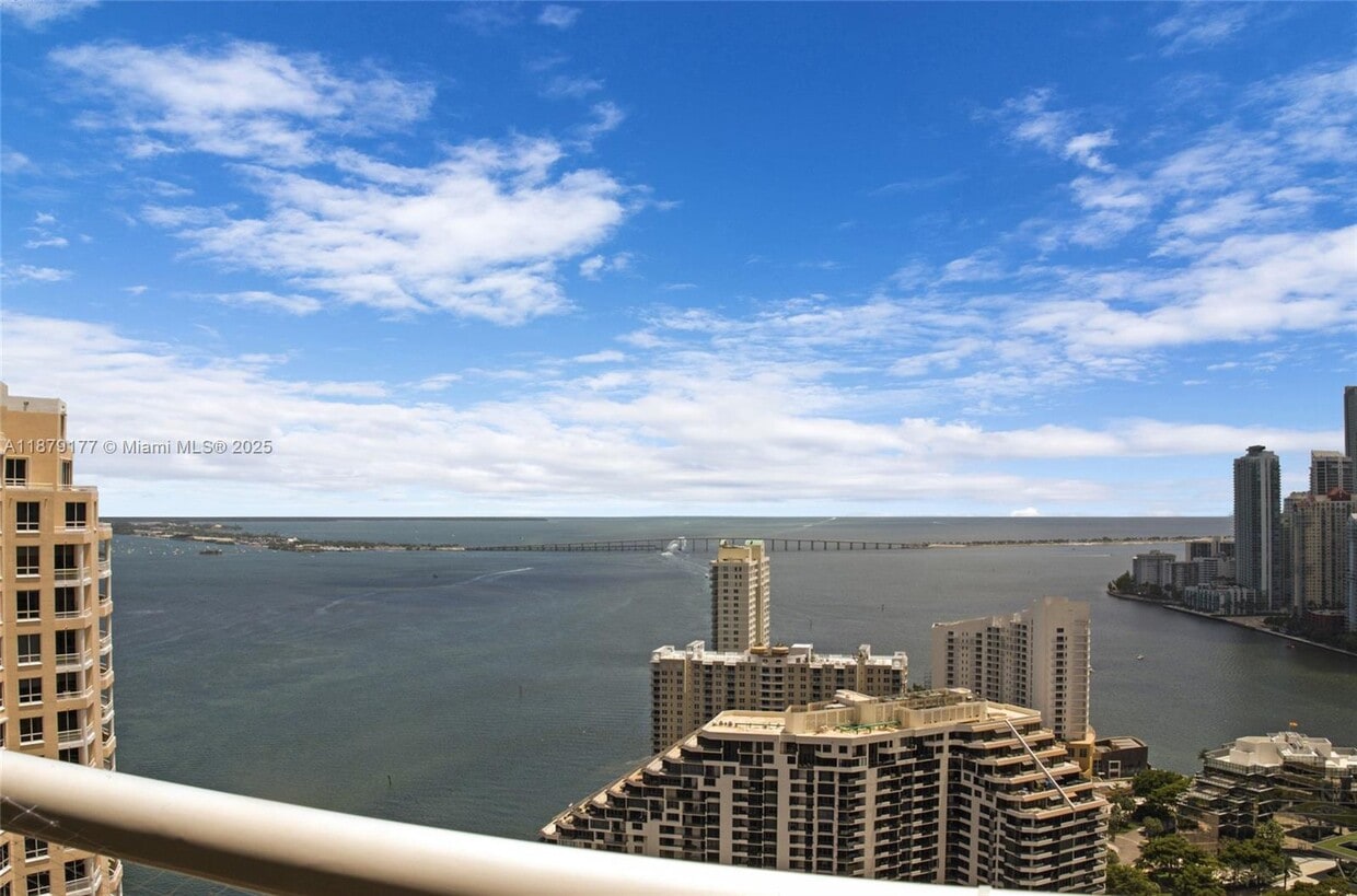 Foto principal - 848 Brickell Key Dr