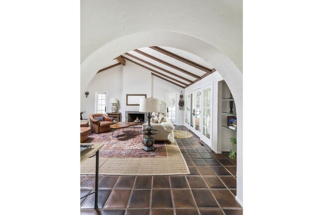 Foto del edificio - Private Spanish-Mission Estate on 10 Acres with Sweeping Mountain Views