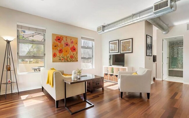 Foto del edificio - A sensational loft-style condo with a huge...