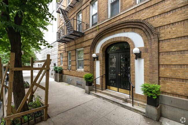 Foto del edificio - 261 W 22nd St