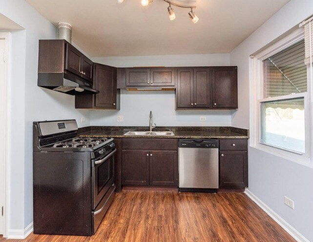 Foto del edificio - 5833 W Irving Park Rd