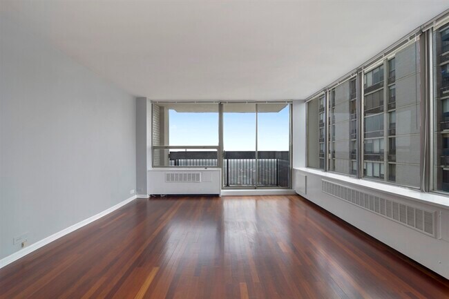 Foto del edificio - 1355 N Sandburg Ter