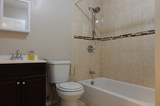 Foto del edificio - 4 Bedroom Spacious Hi-Ranch