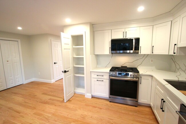 Building Photo - 4 Pinecrest Village
