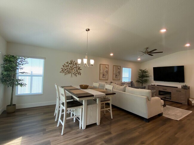 Foto del edificio - Spacious 4 Bed, 2 Bath Home Backing to Pre...