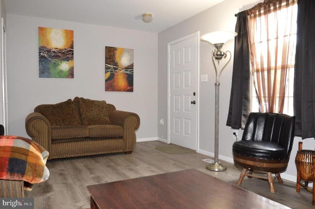 Foto del edificio - 8649 Point of Woods Dr