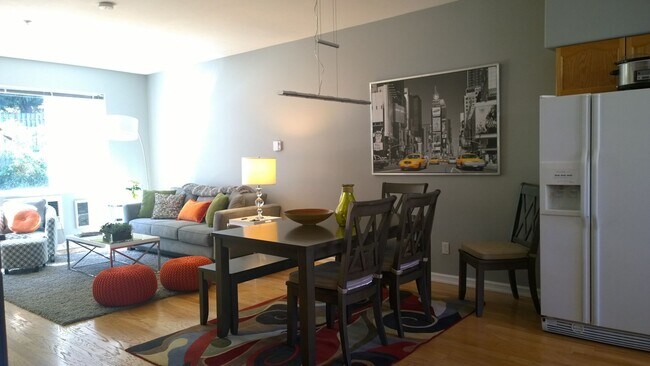 Building Photo - Beautiful Murrayhill Townhome with Dual Primary Suites & Private Backyard!