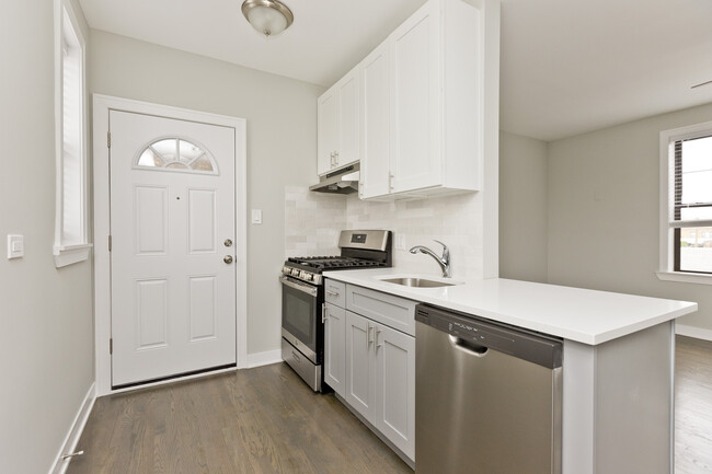 Building Photo - 3620 N Marshfield Ave